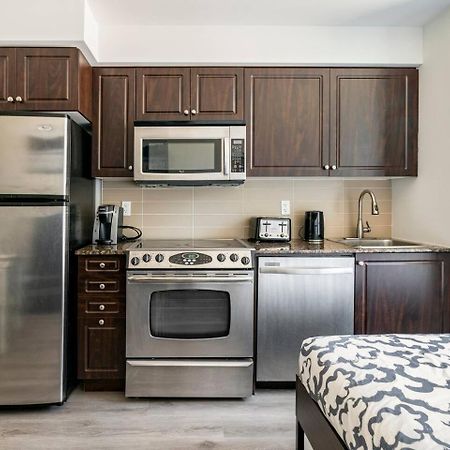Luxury Suites Steps To Cn Tower 토론토 외부 사진