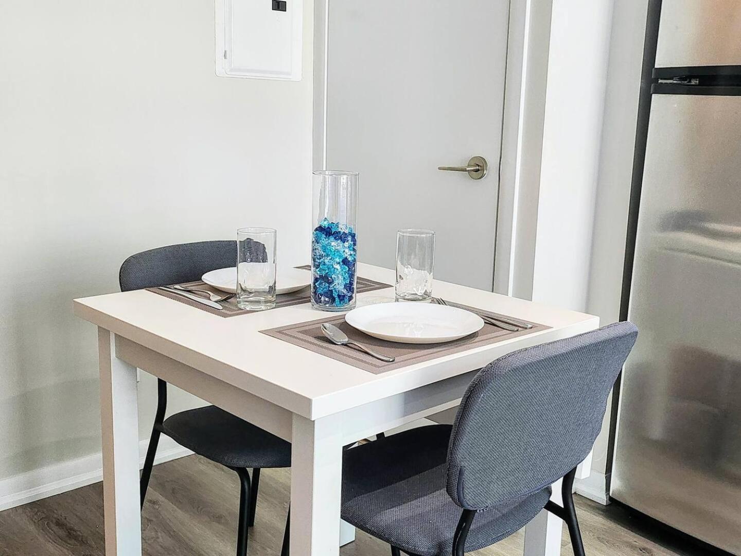 Luxury Suites Steps To Cn Tower 토론토 외부 사진