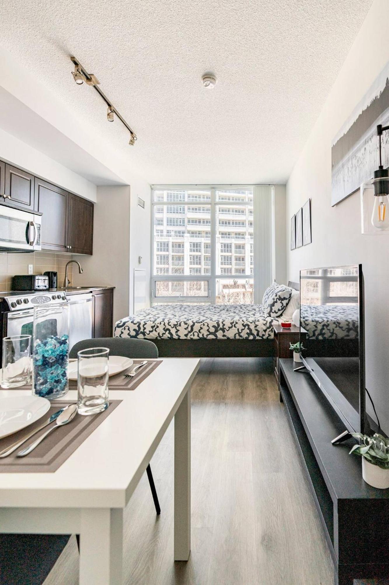 Luxury Suites Steps To Cn Tower 토론토 외부 사진