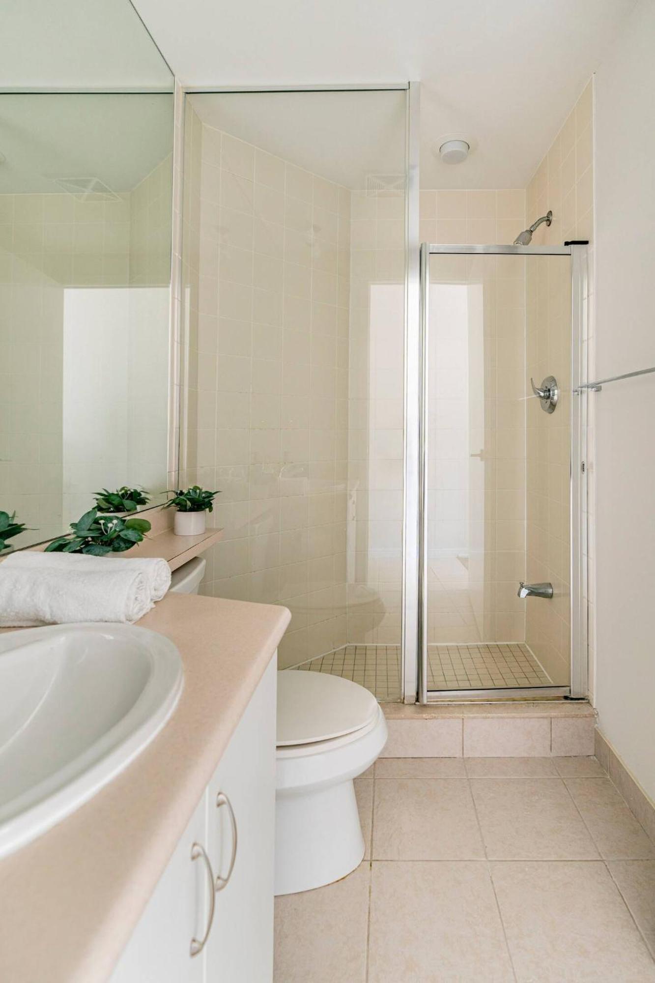 Luxury Suites Steps To Cn Tower 토론토 외부 사진